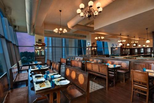 Crowne Plaza Greater Noida by IHGにあるレストランまたは飲食店