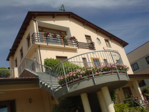 ein Gebäude mit Blumenkästen auf den Balkonen in der Unterkunft Hotel Sanremo in Ceva