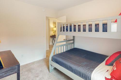 מיטה או מיטות קומותיים בחדר ב-OZK Trail House