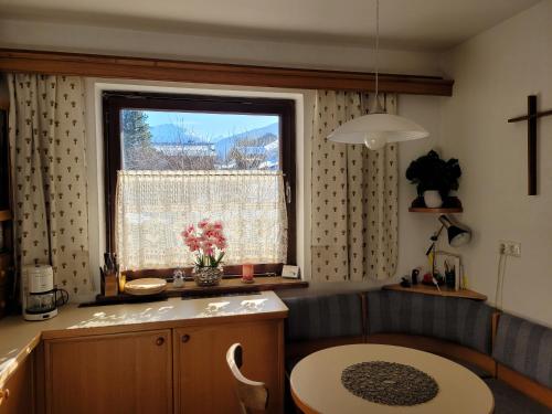 バート・ホーフガシュタインにあるFerienhaus Gasteinの窓、テーブル付きのキッチンが備わります。