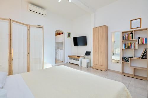 - une chambre blanche avec un lit et un bureau dans l'établissement Adriatic Star Apartments, à Dubrovnik