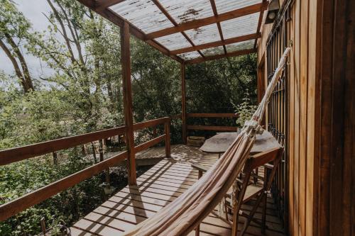 una hamaca en el porche de una casa en Cabañas en el Bosque a 5 minutos del mar - Estancia CH, en Punta del Este