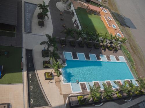 una vista aérea de una piscina en un hotel en #3 Luxury Suite en Puerto Santa Ana, en Guayaquil