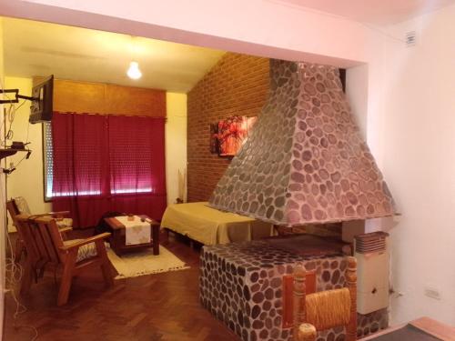 - un salon avec une cheminée dans une chambre dans l'établissement La Casa de la Parra, à Villa Carlos Paz
