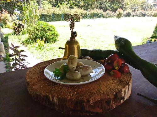 a plate of vegetables on a table with a keychain at Casa Azul Pinar del Rio San Agustín in San Agustín