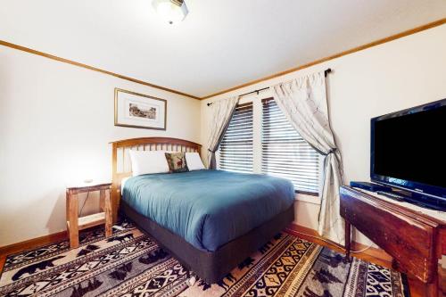 A bed or beds in a room at Mountain Meadow