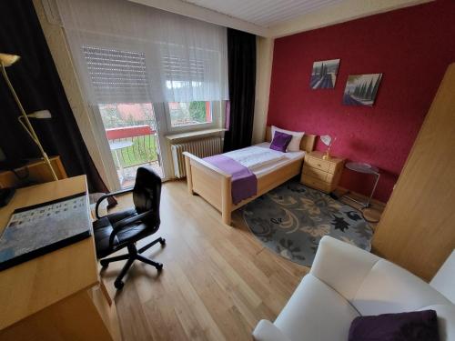 - une chambre avec un lit, un bureau et une chaise dans l'établissement Hotel Schönblick, à Bad Herrenalb