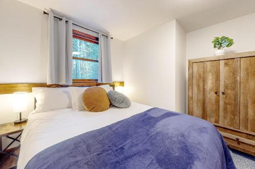 Un dormitorio con una cama grande y una ventana en Elk Ridge, en Bridgton