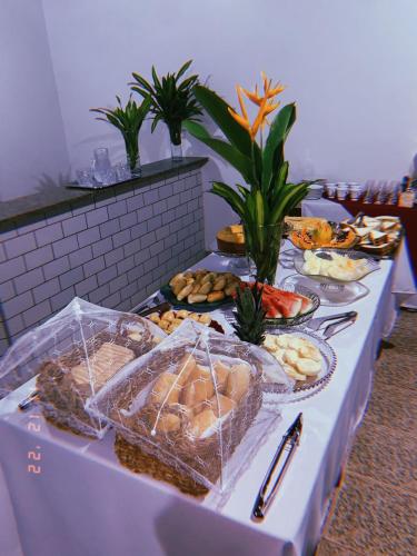 een tafel met daarop een buffet met eten bij Hotel Goytacá in Paragominas