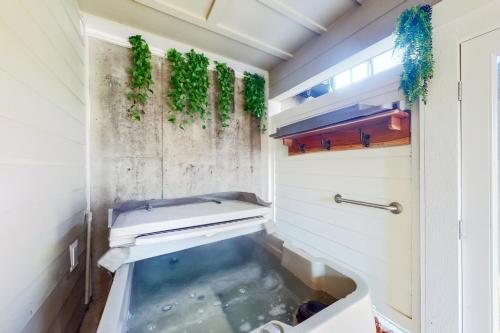 Color and Charm Condo, #8 – Photos 2