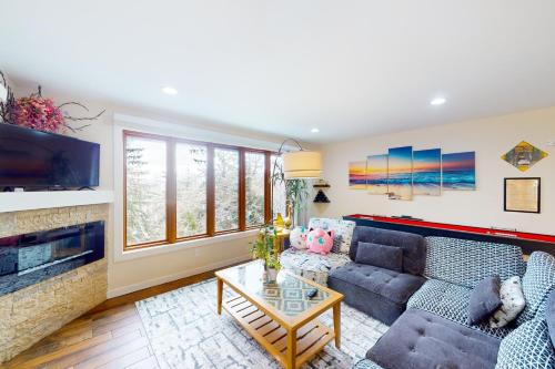 Color and Charm Condo, #8 – Photos 3