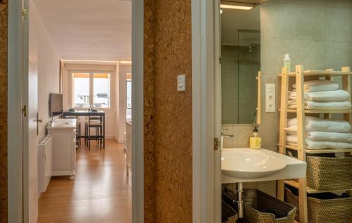 シエラネバダにあるApartamentos en la Plaza de Sierra Nevada Impala 2C Parking incluidoの洗面台と鏡のあるバスルーム