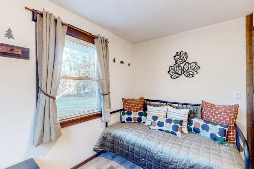 Un pat sau paturi într-o cameră la Vermont Meadow House