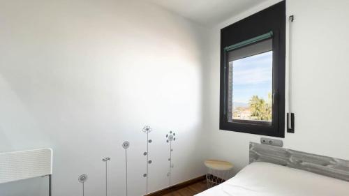 een slaapkamer met een bed en een raam erin bij Apartamento Delta in Deltebre
