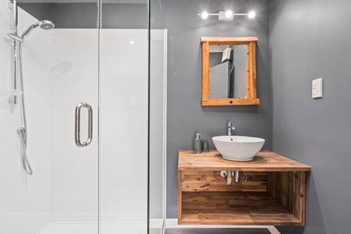 uma casa de banho com um lavatório e um chuveiro em Regent Retreat - Martinborough Holiday Home em Martinborough