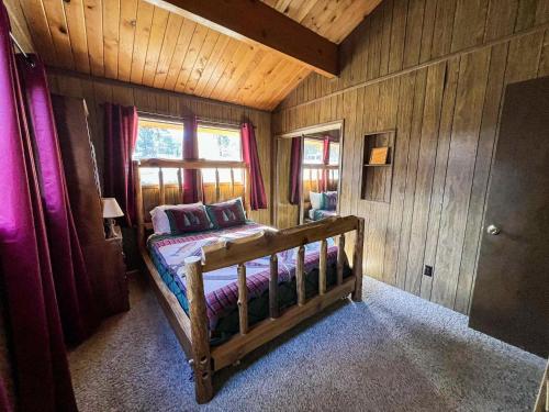 um quarto com uma cama num chalé de madeira em VILLAGE HOT SPOT - Walk to Village em Big Bear Lake