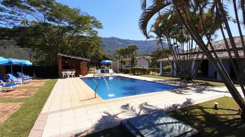 una piscina en el patio trasero de una casa en Hotel - Pousada 3 Marias, en São Pedro