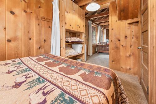 um quarto com uma cama num chalé de madeira em LAKEFRONT HIDEAWAY - On the Lake em Big Bear Lake