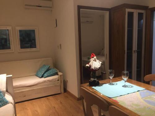 sala de estar con mesa y sofá en Apto Península excelente ubicación**, en Punta del Este