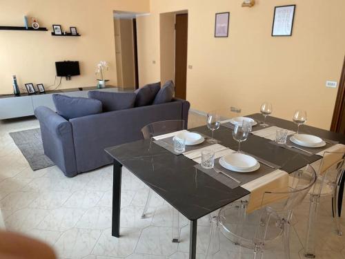 - un salon avec une table et des verres à vin dans l'établissement Appartamento - Isola, à Milan