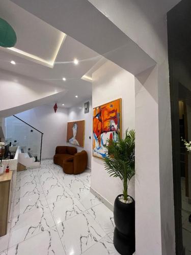 uma sala de estar com piso em mármore e um sofá em Bricks Residence em Lekki