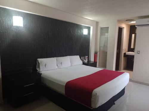 sypialnia z dużym łóżkiem z czerwonym i białym kocem w obiekcie HOTEL MORELOS w mieście Guadalajara
