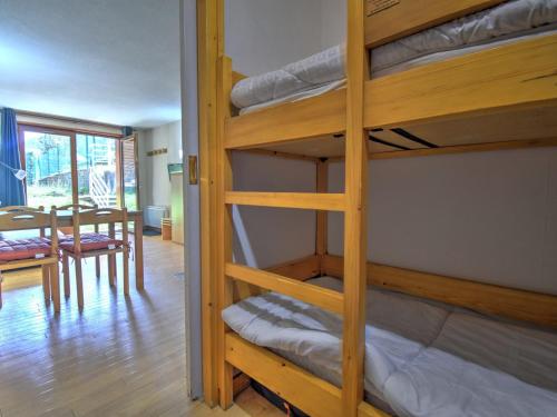 - une chambre avec 2 lits superposés et une salle à manger dans l'établissement Studio cosy pour 4 pers avec terrasse, à 300m des pistes, centre de Morzine - FR-1-524-108, à Morzine