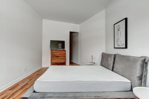 Katil atau katil-katil dalam bilik di Modern Suites in NDG