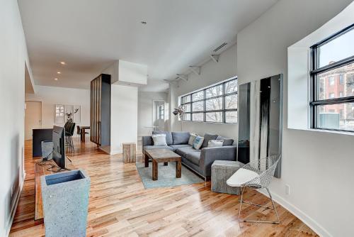 Ruang duduk di Modern Suites in NDG