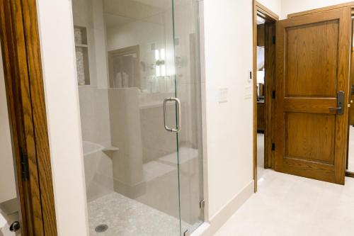 um chuveiro com uma porta de vidro na casa de banho em Deluxe King Room with Deck Hotel Room em Park City