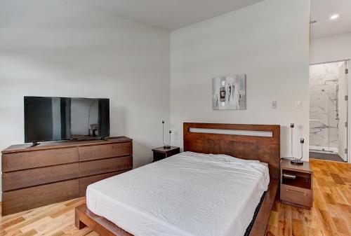 Katil atau katil-katil dalam bilik di Modern Suites in NDG