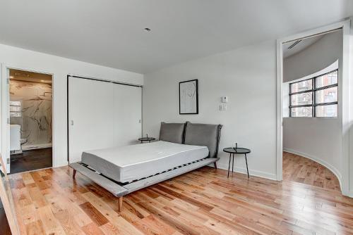 Katil atau katil-katil dalam bilik di Modern Suites in NDG