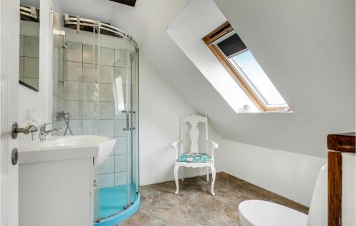 ein Bad mit einem Waschbecken und einer Glasdusche in der Unterkunft 6 Bedroom Cozy Home In Gudhjem in Gudhjem