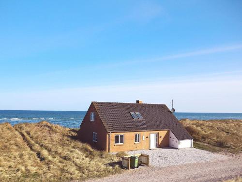 una casa en la playa con el océano en el fondo en 10 person holiday home in Fr strup, en Lild Strand
