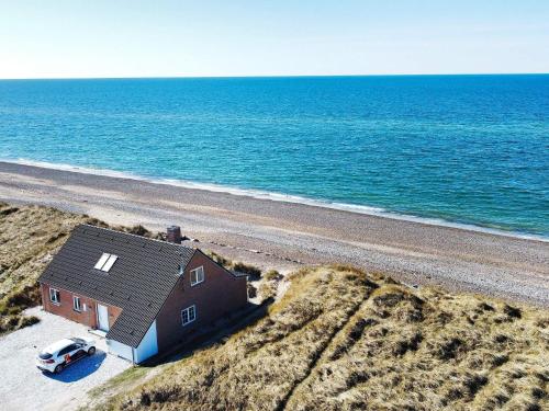 una casa en una playa junto al océano en 10 person holiday home in Fr strup, en Lild Strand