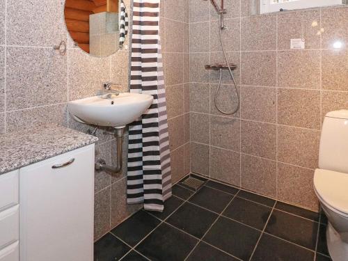 y baño con lavabo, aseo y ducha. en Holiday home Hadsund XLIV en Odde