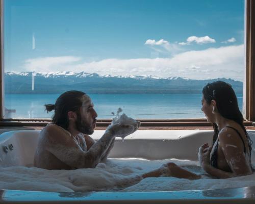 a man and a woman sitting in a bath tub at Tangoinn Hostel Downtown in San Carlos de Bariloche
