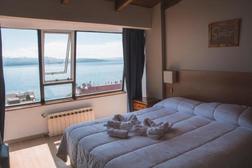 - une chambre avec un lit et une vue sur l'eau dans l'établissement Tangoinn Hostel Downtown, à San Carlos de Bariloche