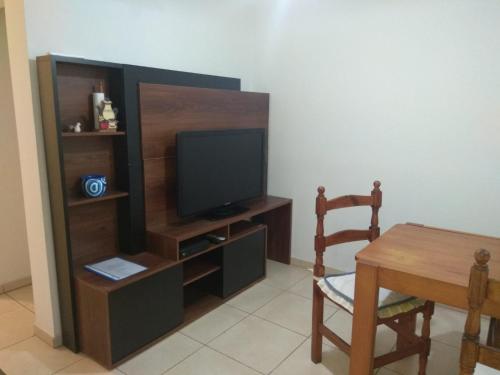 sala de estar con TV y centro de entretenimiento de madera en NUESTRO DEPARTAMENTO en Godoy Cruz
