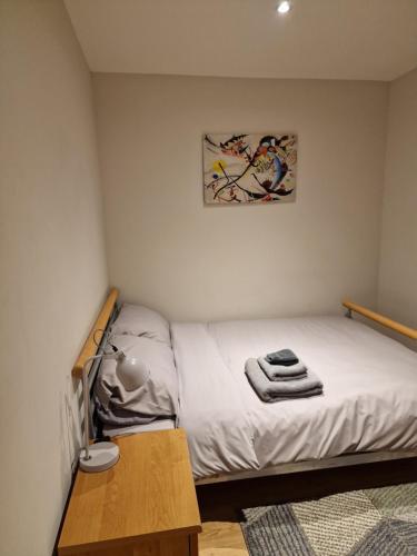 Un pat sau paturi într-o cameră la LUXE HILL GETAWAY
