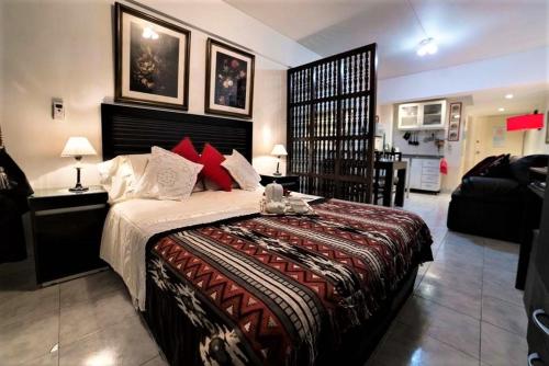 1 dormitorio con 1 cama grande en una habitación en Apartamento en Centro de Buenos Aires Cerca del Obelisco en Buenos Aires