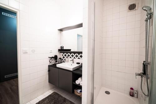 ein Badezimmer mit Waschbecken, Toilette und Badewanne in der Unterkunft Apartment Na Skále CLOSE TO CITY CENTER & SKI LIFT in Špindlerův Mlýn