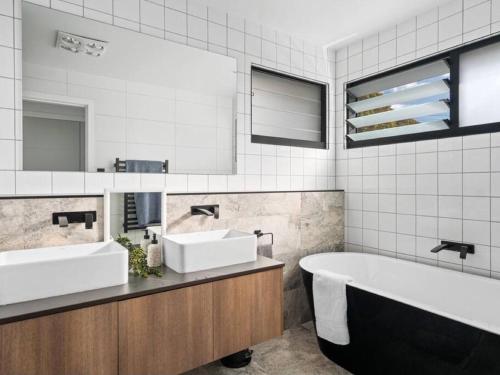 Kúpeľňa v ubytovaní Luxe Terrigal beach Ocean View with Infinity pool