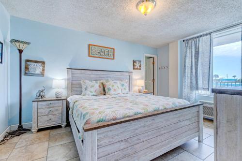 Un dormitorio con una cama grande y una ventana. en Atlantic Escape, en Daytona Beach