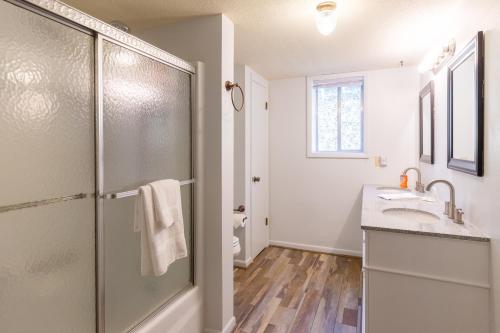 ein Bad mit einer Dusche und einem Waschbecken in der Unterkunft Cardinal's Nest in Cullowhee