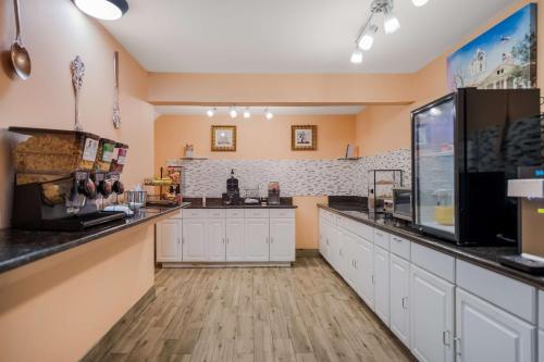 een grote keuken met witte kasten en een aanrecht bij SureStay Hotel by Best Western Mt Pleasant in Mount Pleasant