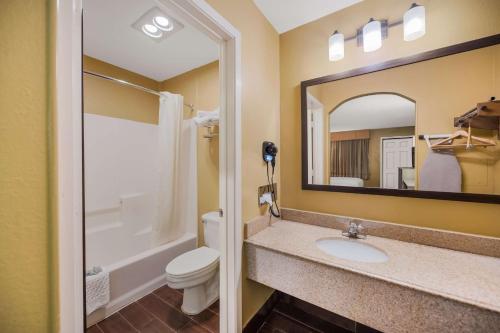 A bathroom at SureStay Hotel by Best Western Mt Pleasant