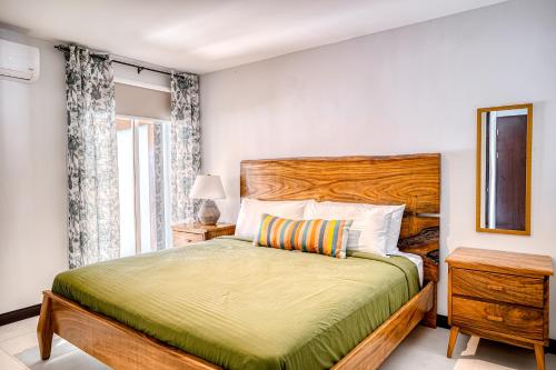 - une chambre avec un grand lit et une fenêtre dans l'établissement Casa Tranquila - Ciudad del Mar 90, à Jacó