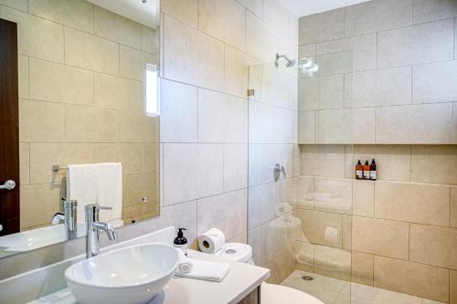 La salle de bains est pourvue d'un lavabo, de toilettes et d'une baignoire. dans l'établissement Casa Tranquila - Ciudad del Mar 90, à Jacó