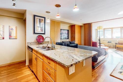 Ett kök eller pentry på Liftside Condominiums 107